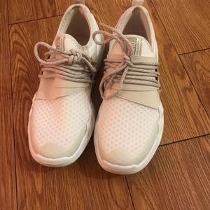 Size 6 white skechers